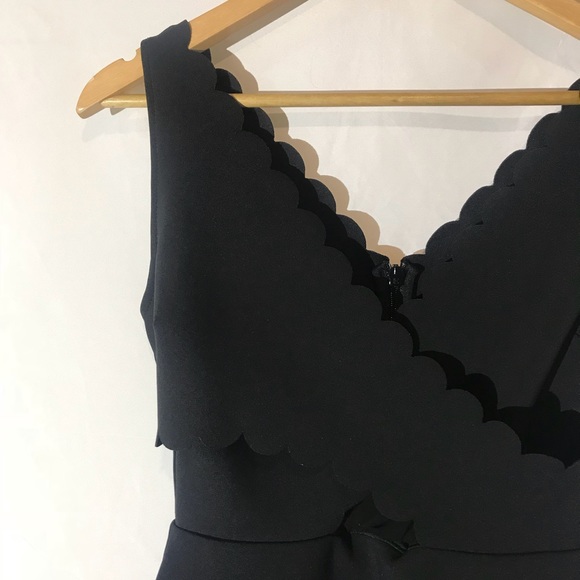 Topshop Dresses & Skirts - Topshop || Scalloped Bandage Dress